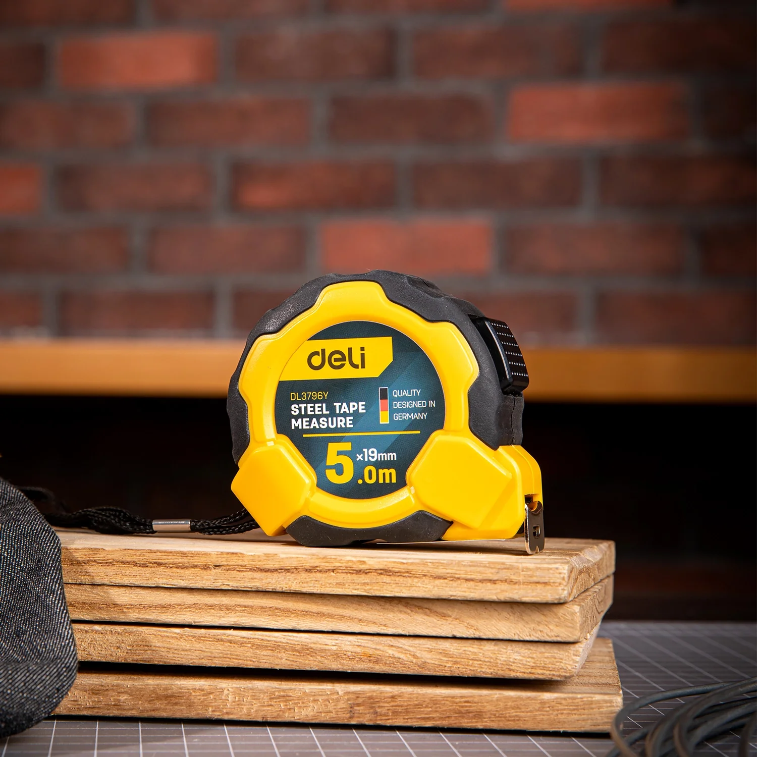 Deli EDL3796Y 5m x 19mm Steel Measuring Tape – Heavy Duty Professional One-Button Tape with Metric and Inch Markings for Workshop, Construction, and Industrial Applications - Image 3