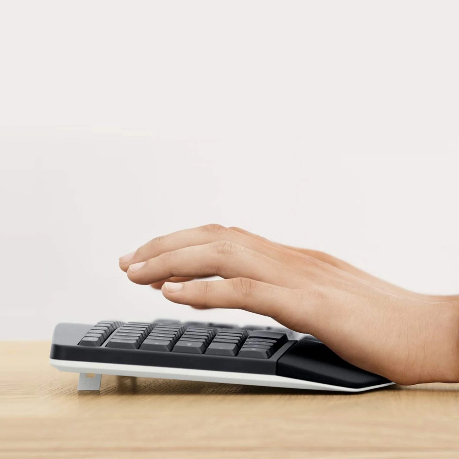 Logitech MK850 Wireless Keyboard and Mouse Combo - Image 3