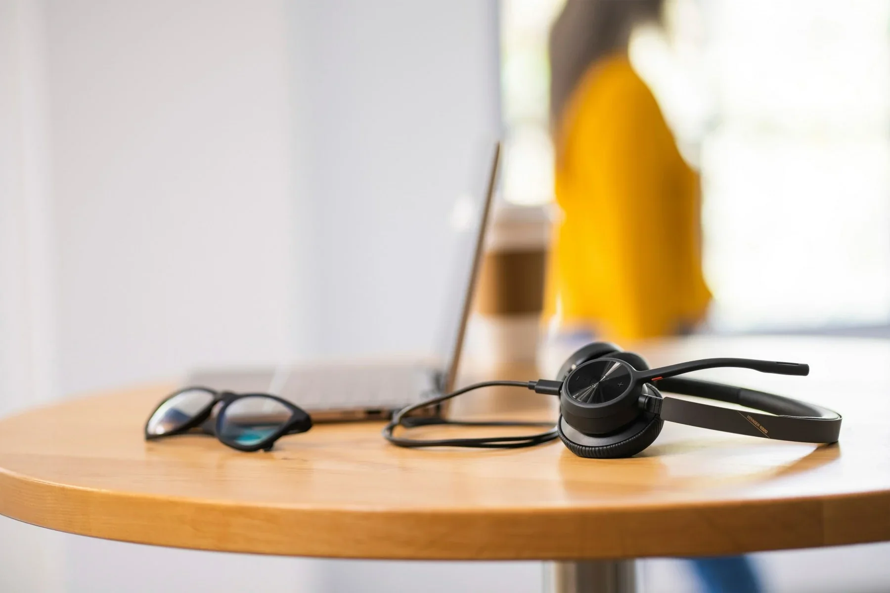 Poly Voyager 4320 USB-A Headset + BT700 Dongle Wireless Headphones (76U49AA) - Image 5