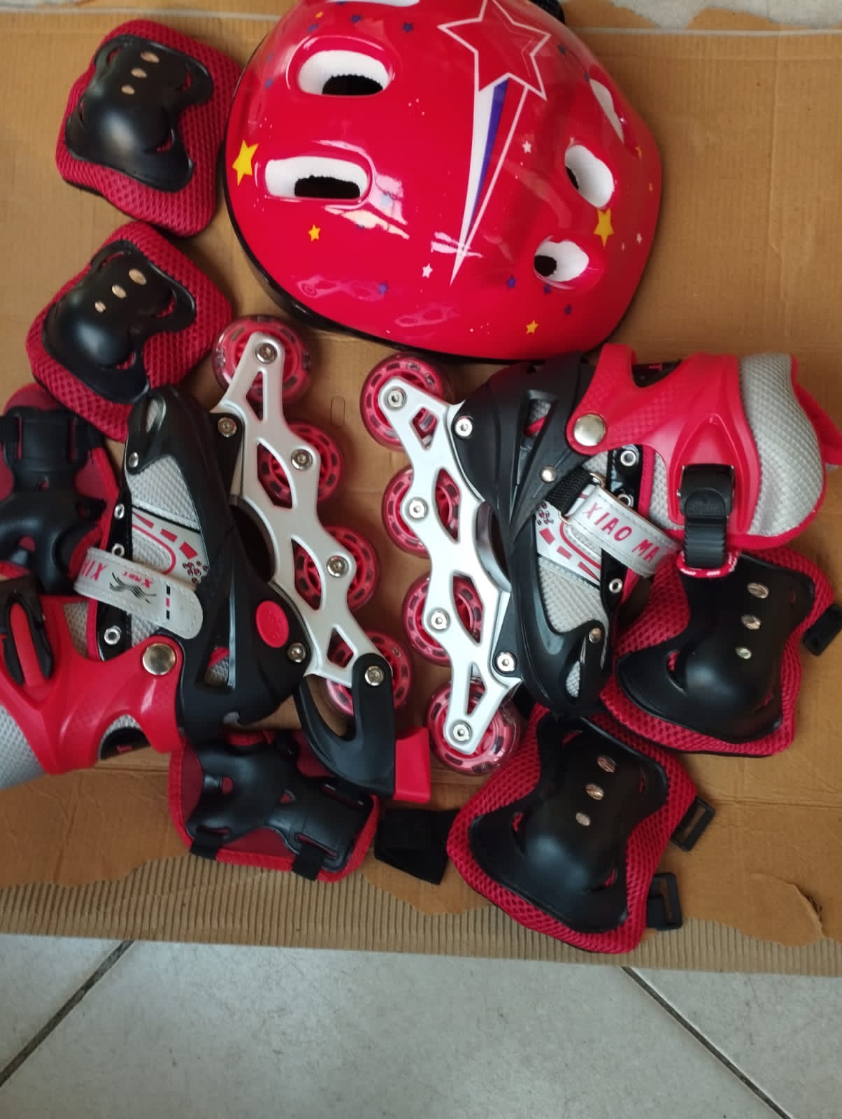 Skating Full Set; skating shoes, helmet, and guard kit for Kids Toddlers -Adjustable skater roller shoes Protective Gear Full Set - Image 9